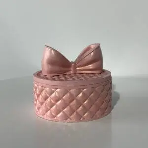 Cutie roz rotundă cu fundă decorativă