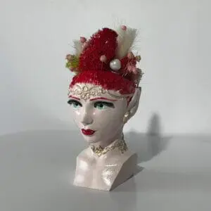 Statuetă decorativă cu ornamente florale, fond alb.