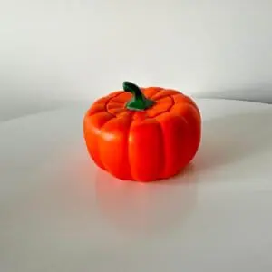 Dovleac portocaliu pe masă albă rotundă.