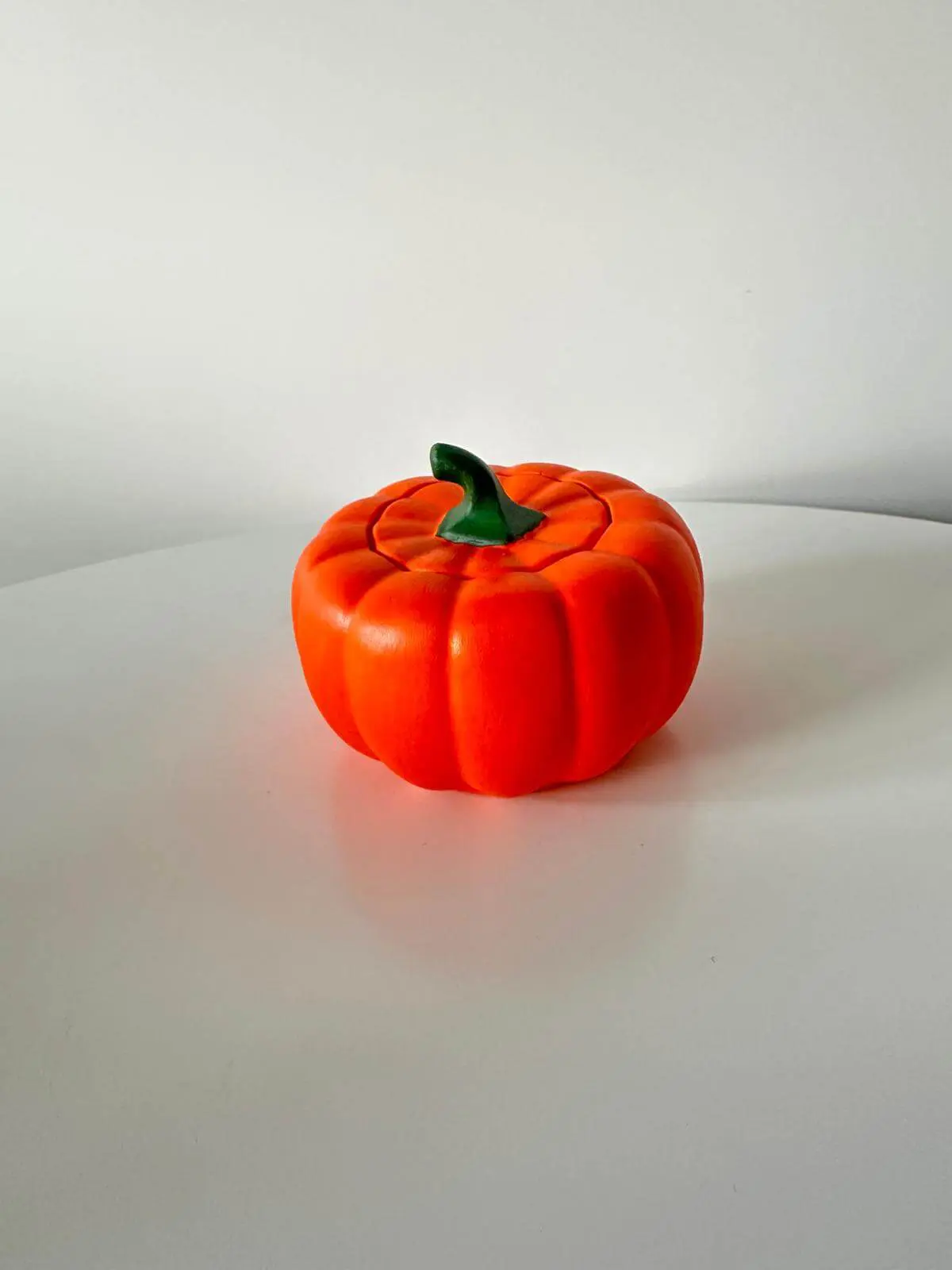 Dovleac portocaliu pe masă albă rotundă.