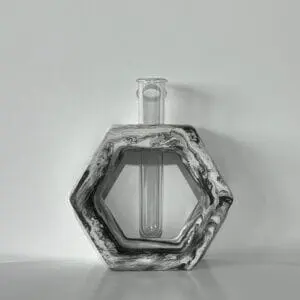 Vază hexagonală cu eprubetă, design modern alb-negru.