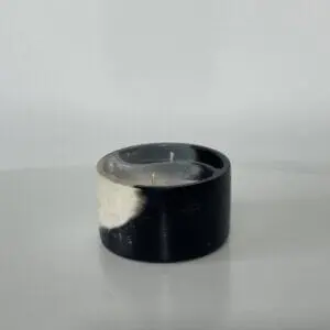 Lumânare rotundă alb-negru din ceară