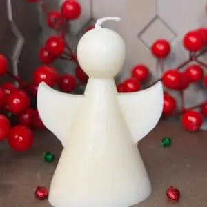 Lumânare înger alb cu fundal decorativ roșu